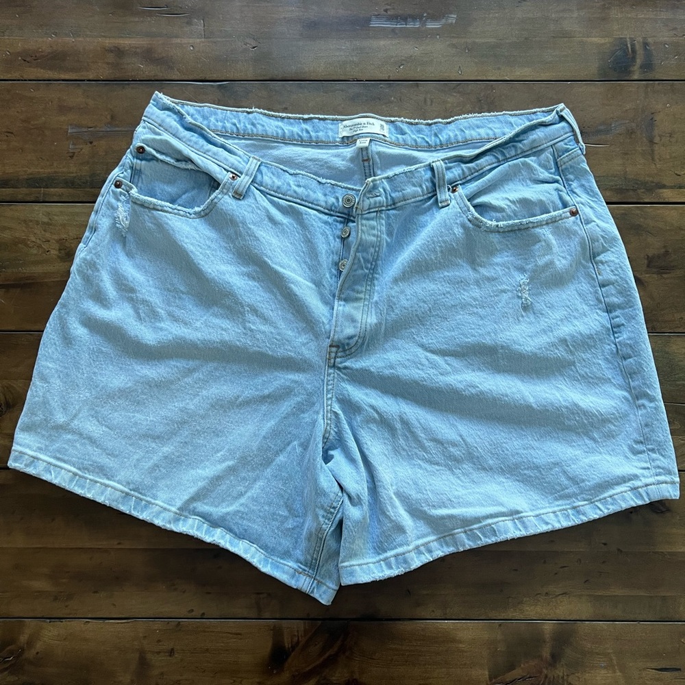 Abercrombie & Fitch Curve Love, 7-inch Dad Short in Light Wash, High Rise